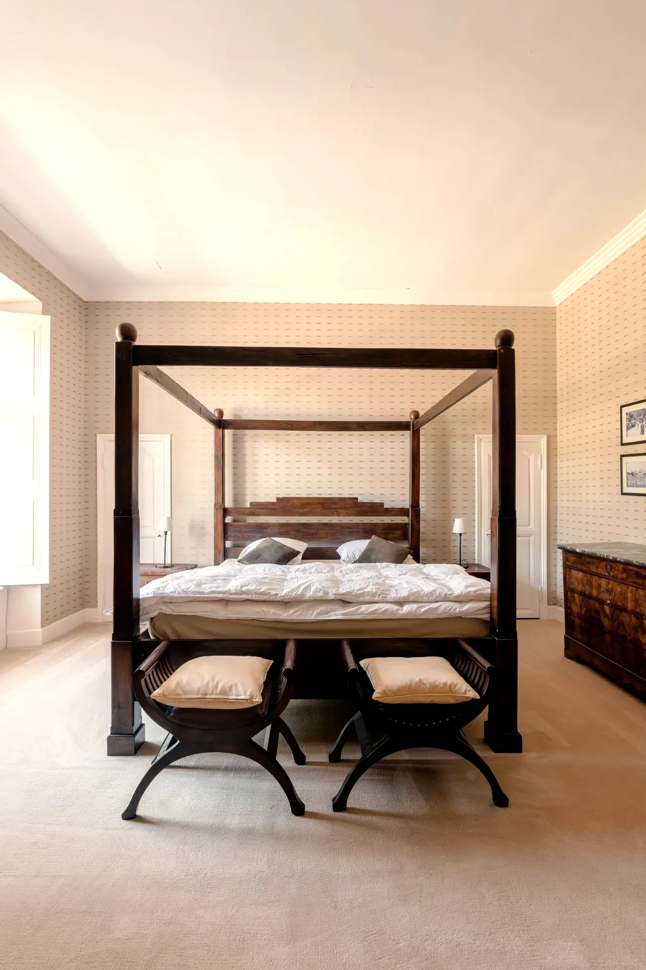 Chambre du château, lit à baldaquin en bois sombre