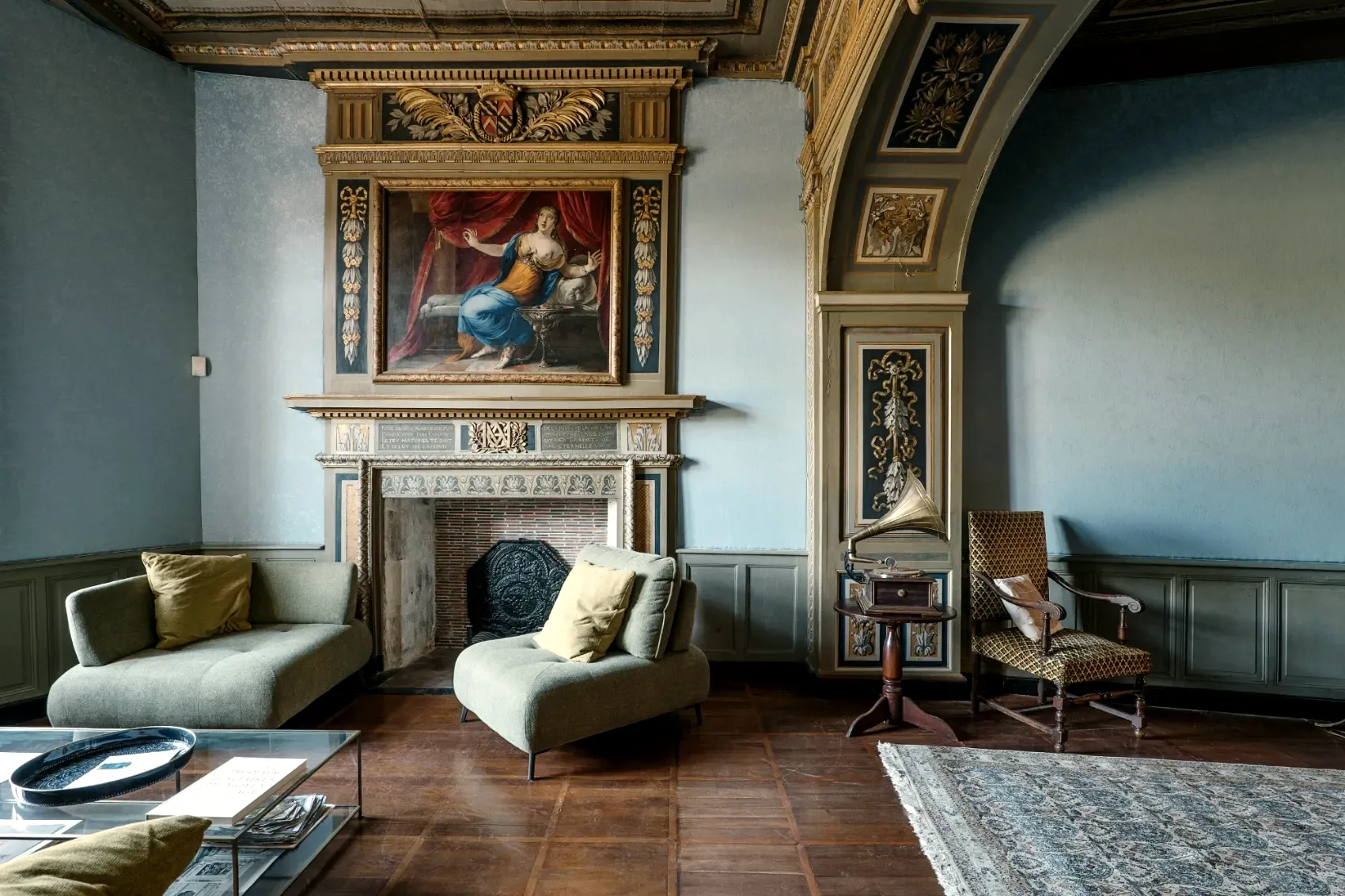Le grand salon, cheminée peinte et toile ancienne