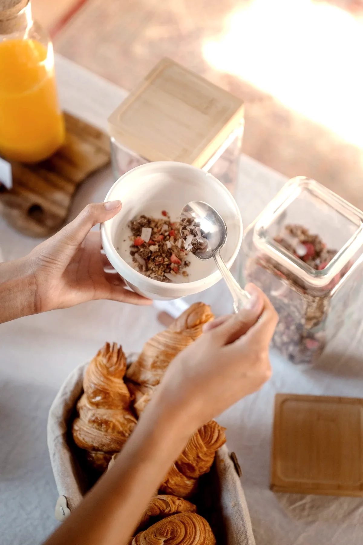 Bol de granola et viennoiseries au petit-déjeuner