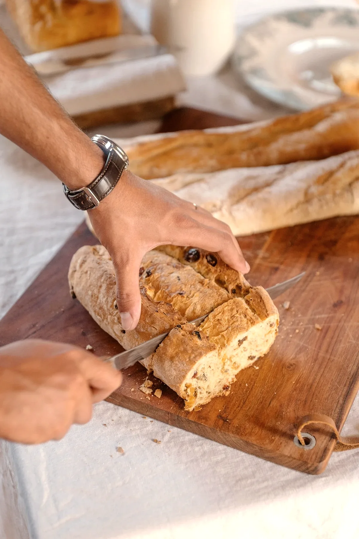 Pain coupé sur une planche au petit-déjeuner