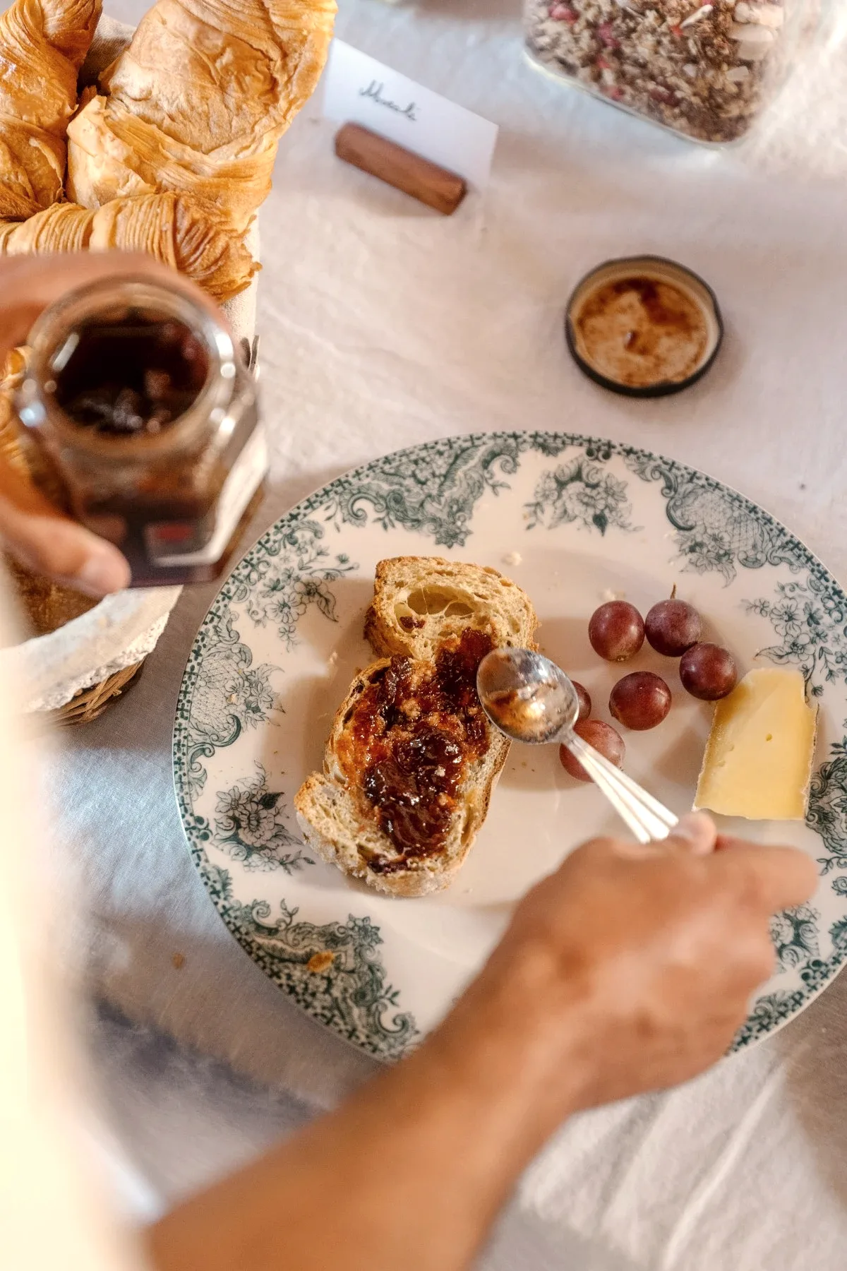 Tartine de confiture, raisin et fromage au petit-déjeuner