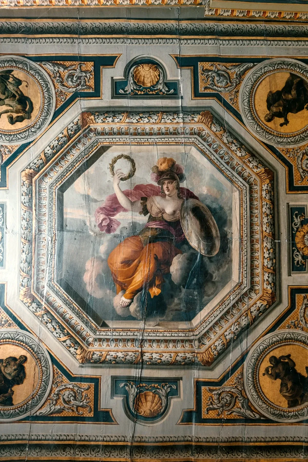 Plafond peint du XVIIᵉ siècle, figure allégorique dans un caisson octogonal
